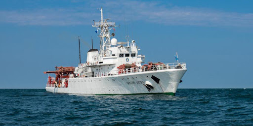 Trupul unui comandant de navă român, mort de două luni în China, nu poate fi repatriat! Autorităţile chineze vor să-i facă înmormântarea în mare