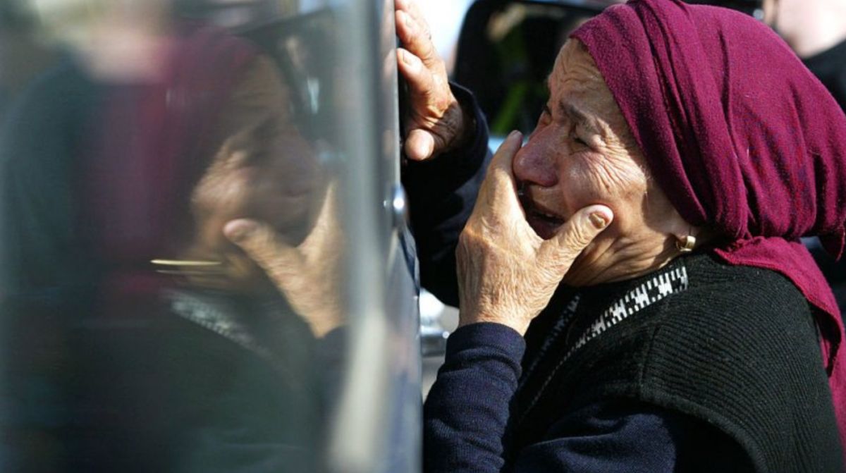 O bărbat din Neamţ a încercat să o înece pe mama sa de şase ori. De la ce a pornit tortura bătrânei