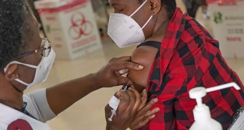 O femeie infectată cu HIV a avut coronavirus 216 zile. Virusul a suferit 32 de mutații în corpul ei