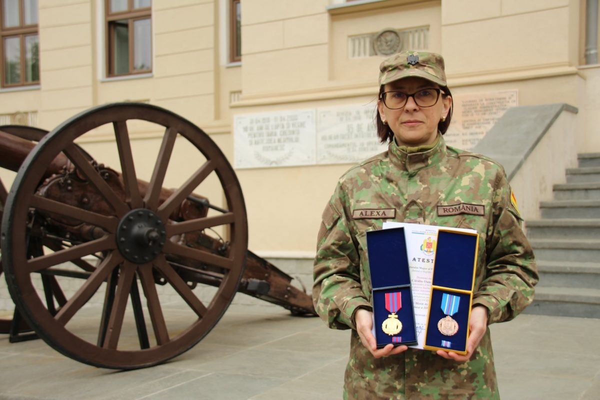 Căpitanul medic Oana Alexa, premiat de şeful de stat major al Brigăzii 15 Mecanizată „Podu Înalt” din Iaşi pentru acţiunile desfăşurate în campania de vaccinare anti-Covid-19 – FOTO