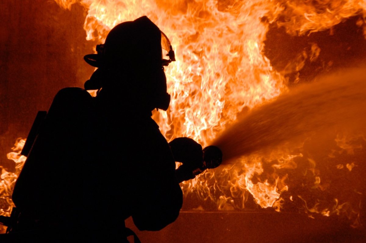 Sute de persoane au fost evacuate după ce într-o fabrică de producție și depozitare produse finite din Timișoara a izbucnit un incendiu
