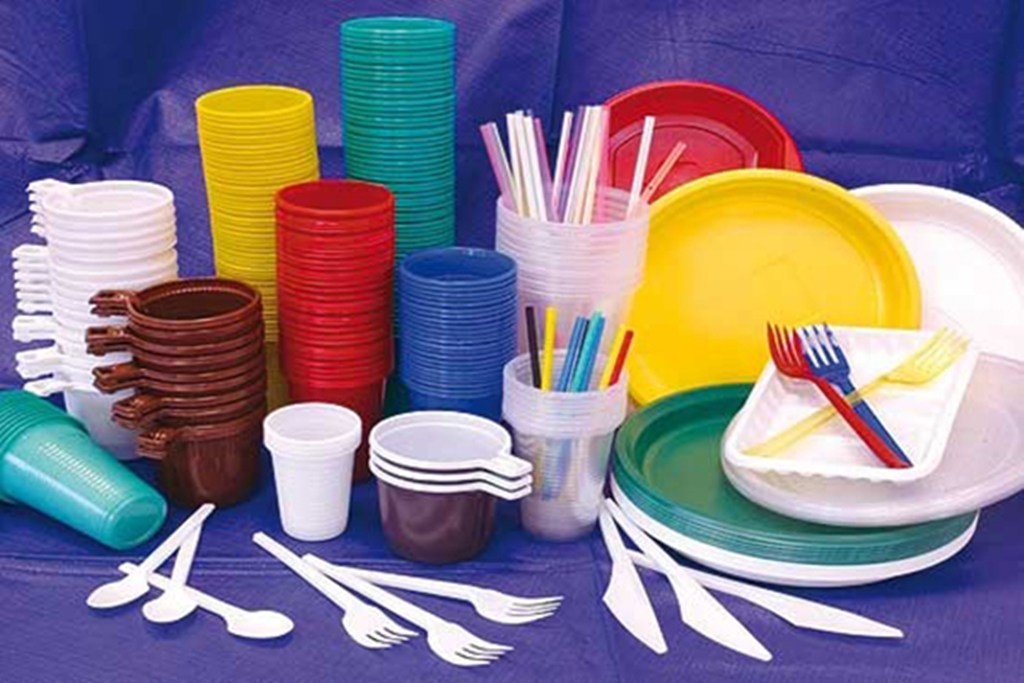 Ce produse din plastic dispar din magazinele din România, de la începutul lunii iulie