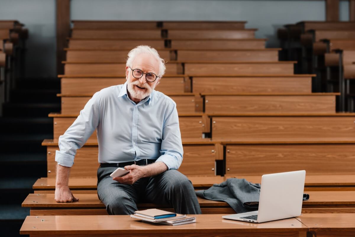 Studenții nu sunt de acord cu pensionarea profesorilor la 70 de ani: „O asemenea modificare ar bulversa şi mai mult parcursul profesional al tinerilor”