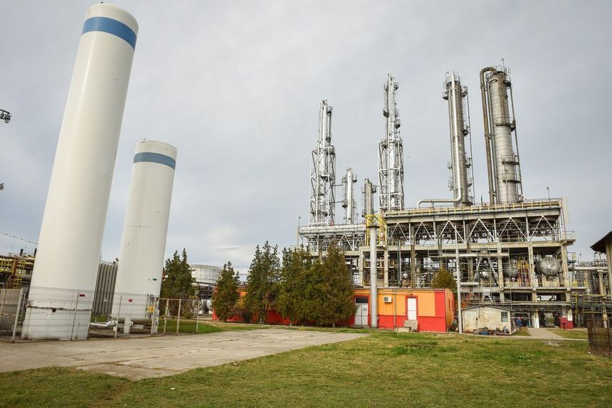 Rafinăria Vega din Ploieşti, amendată cu suma de 100.000 de lei. Cetățenii au reclamat prezența unui miros greu de produse petroliere