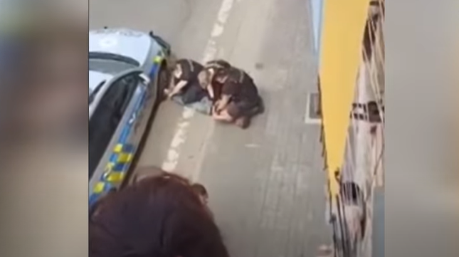 Cazul George Floyd se repetă în Cehia! Un tânăr rom a murit, după ce trei agenți de poliție i-au presat gâtul timp de mai multe minute – VIDEO