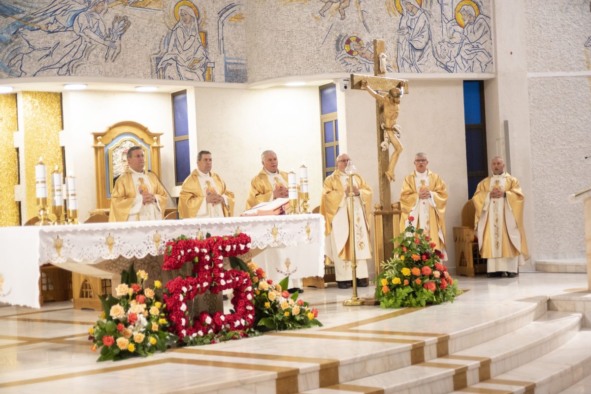 Liturghie de mulţumire pentru cei 25 ani de preoţie ai promoţiei 1996, la Catedrala „Sf. Fecioara Maria, Regina” din Iaşi – VIDEO