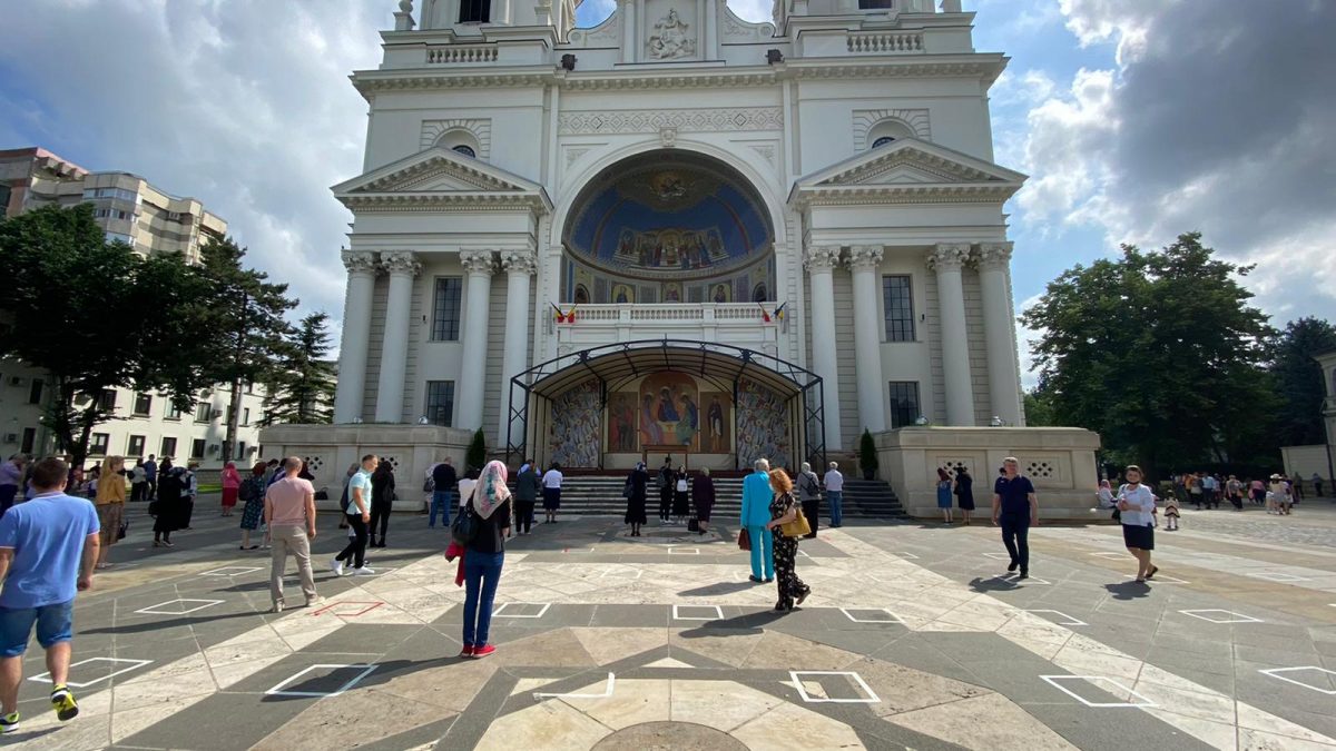 Creștinii-ortodocși sărbătoresc astăzi, 21 iunie 2021, Sfânta Treime. Aceasta este închinată Tatălui, Fiului și Sfântul Duh – FOTO