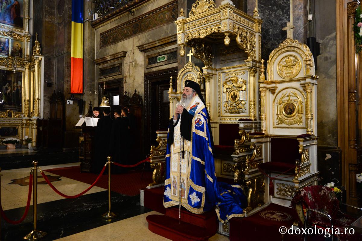 Slujba de Liturghie, oficiată la Catedrala Mitropolitană din Iași! Arhiepiscopia sărbătorește 380 de ani de la aducerea moaştelor Sfintei Cuvioase Parascheva – LIVE VIDEO, FOTO