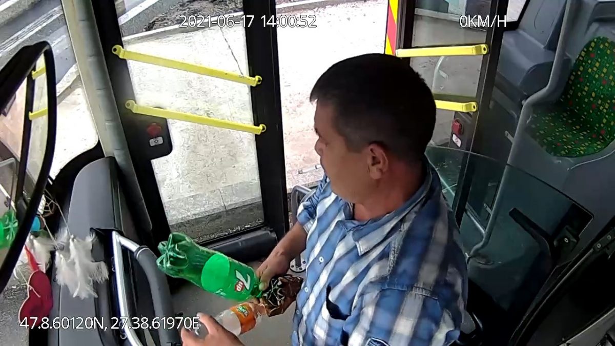 Imaginile cu şoferul CTP Iaşi în timp ce urca cu PET-ul de bere în cabină! Ce făcea bărbatul înainte de a lovi adolescenta pe trecerea de pietoni – EXCLUSIV, VIDEO