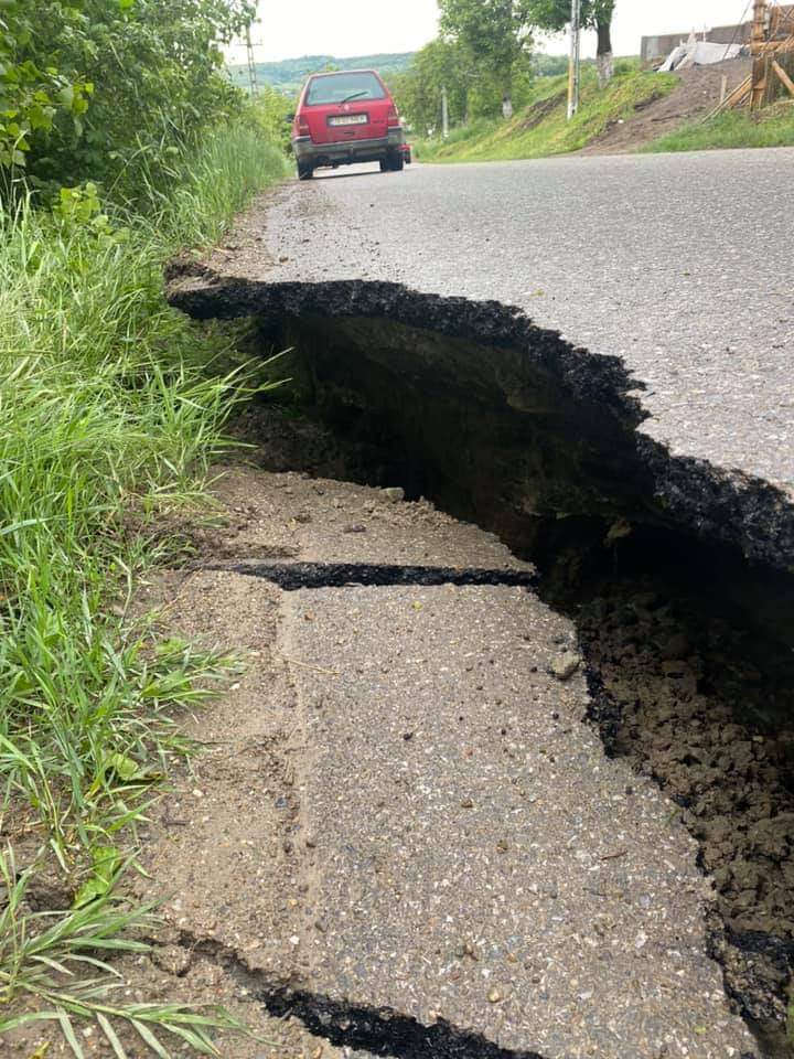 Şosea surpată pe drumul judeţean de la Rediu. O conductă ApaVital a fost afectată – FOTO