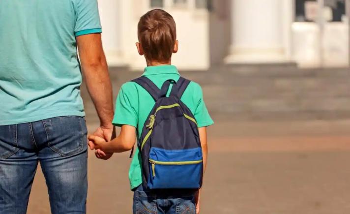 Soție, obligată să-i achite daune morale soțului, care a aflat după 16 ani nu e tatăl biologic al copilului lor
