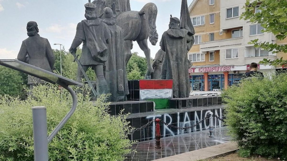 Patru adolescenți, suspecţi în cazul vandalizării statuii lui Mihai Viteazul din Sfântu Gheorghe. Ce au declarat reprezentanții IJP Covasna