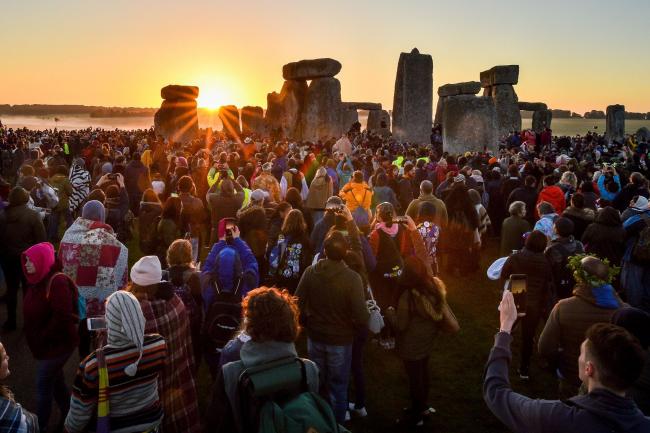 Sute de oameni au luat cu asalt monumentul Stonehenge, în ciuda restricțiilor COVID