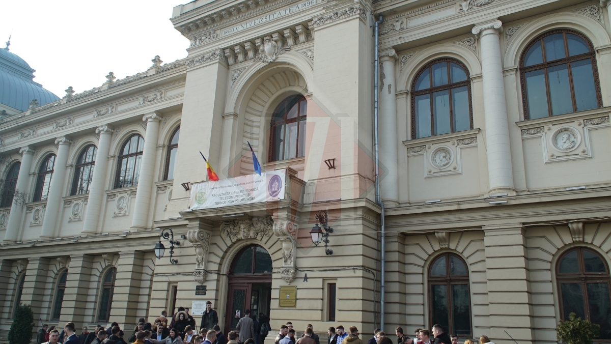 Universitatea „Alexandru Ioan Cuza” din Iași oferă gratuit 1.600 de tablete pentru studenții cu situații materiale precare