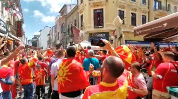 Suporterii macedoneni continuă să facă spectacol în Centrul Vechi al Capitalei – FOTO/VIDEO