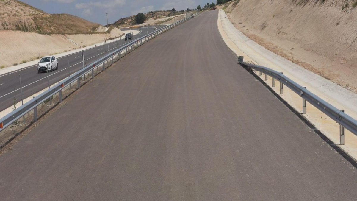 Spaniolii au construit o autostradă folosind cenuşă de hârtie în loc de ciment – GALERIE FOTO