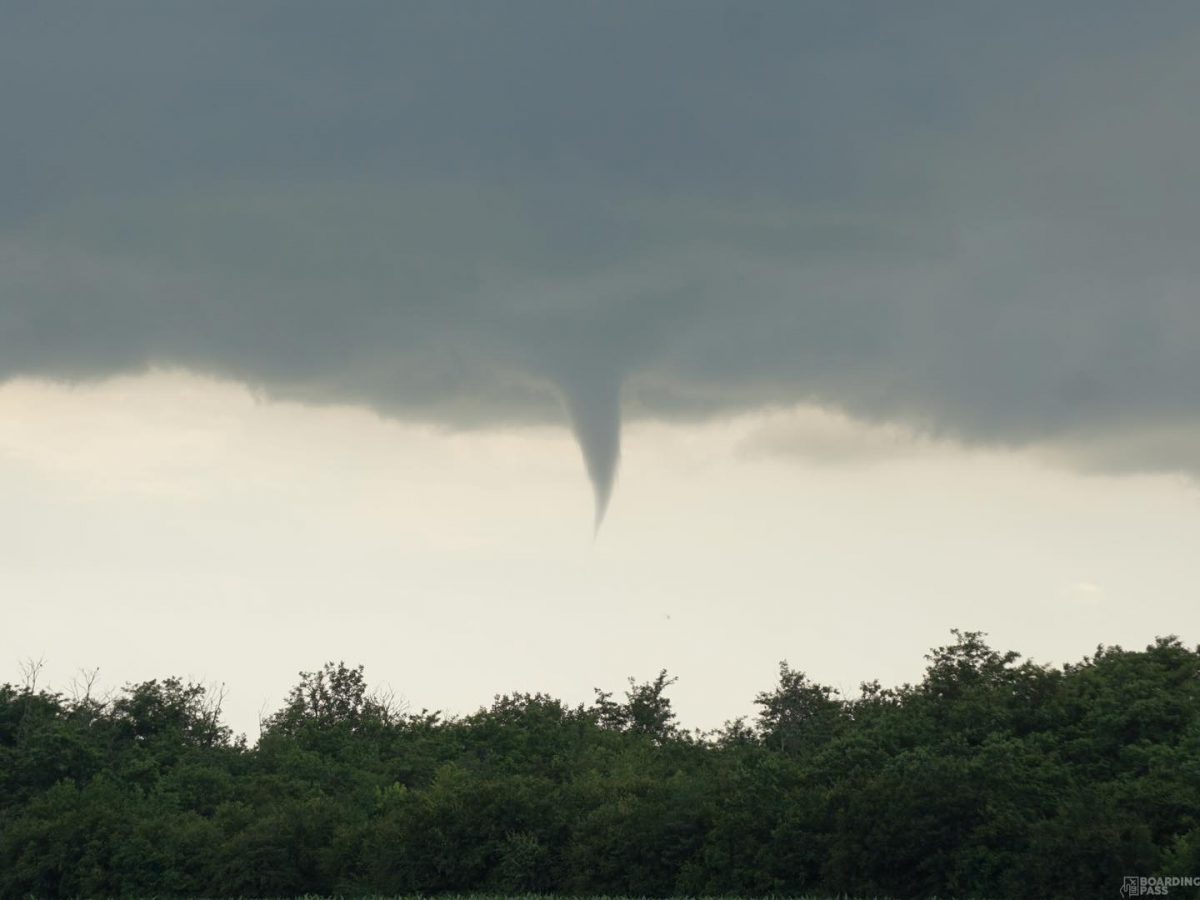 O tornadă în formare a fost surprinsă la nord de București – FOTO