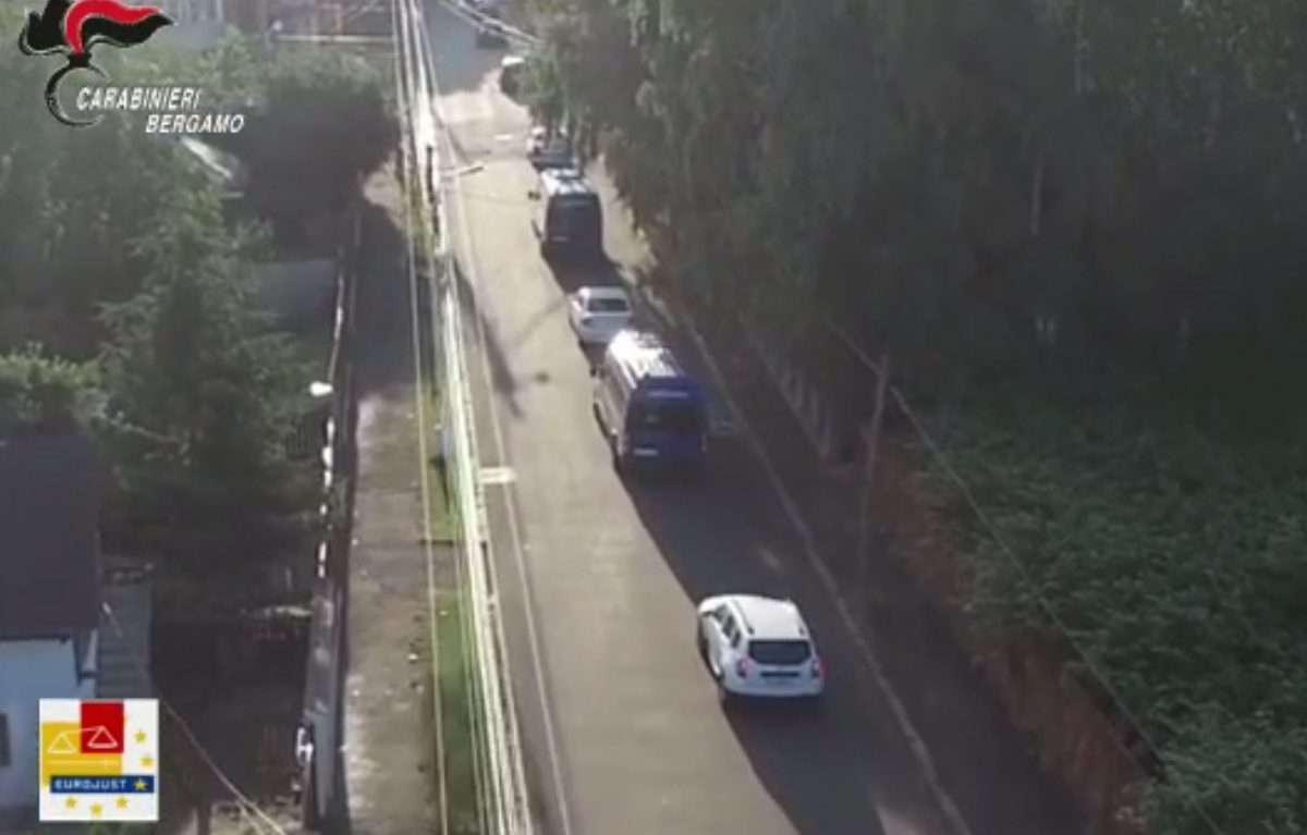 Percheziţii comune ale poliţiştilor cu carabinierii din Bergamo în Iaşi şi Suceava. Sunt acuzate mai multe persoane de trafic de persoane şi spălare de bani