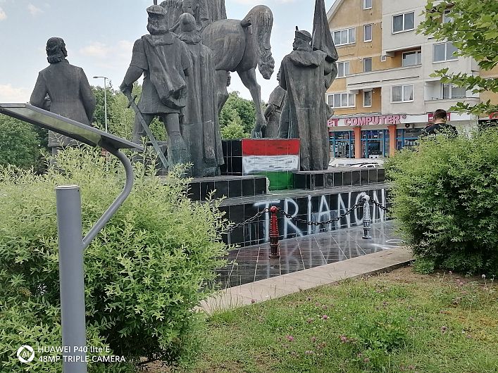 Statuia lui Mihai Viteazul din Sfântu Gheorghe a fost vandalizată cu vopsea în culorile steagului Ungariei – GALERIE FOTO