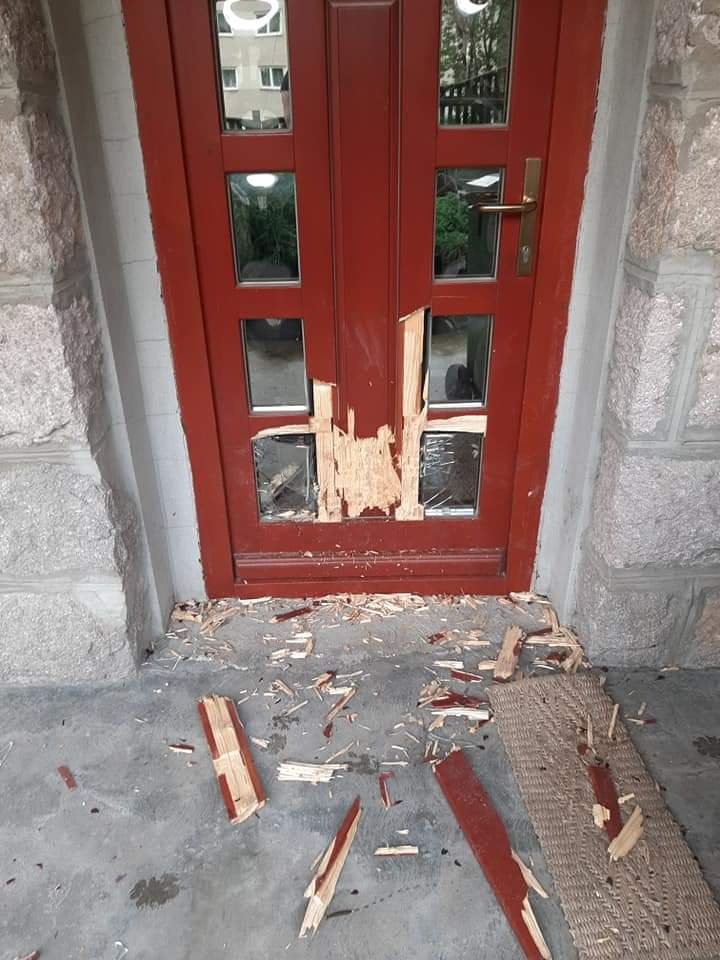 Casa fostului primar din Tușnad Sat a fost atacată de către un urs – FOTO