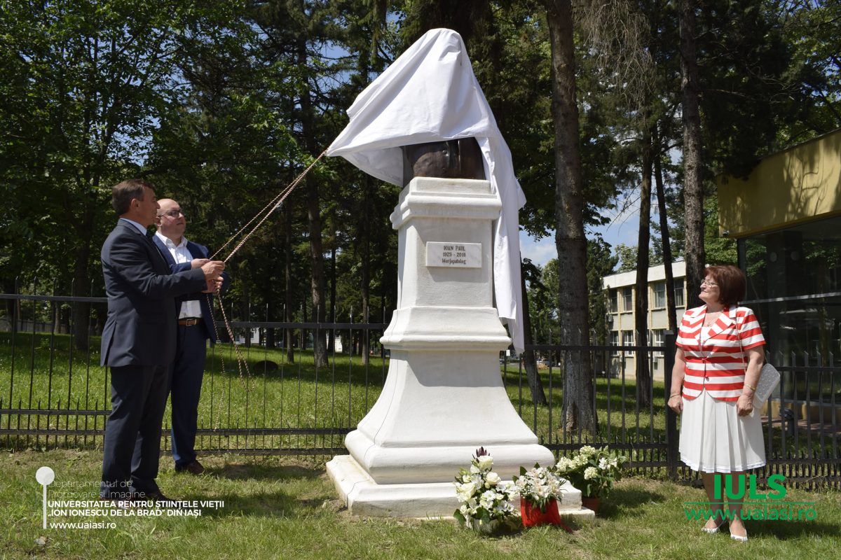Dezvelire de busturi pe Aleea Personalităților la USV Iași – FOTO
