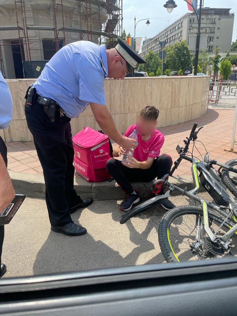 Un echipaj de poliție din Iași, ajutor și susținere pentru un tânăr curier care a suferit un atac de panică