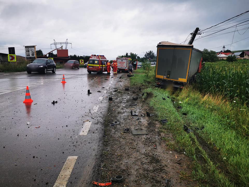 Accident rutier grav în intersecţia de la Roman! Un TIR a intrat în coliziune cu un autoturism! Circulația este blocată – FOTO