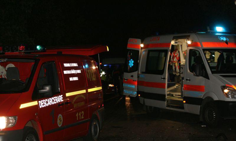 Accident rutier grav în judeţul Neamț! Patru persoane au fost rănite şi au fost transportate la spital după ce un autoturism a intrat într-o ambulanță – EXCLUSIV