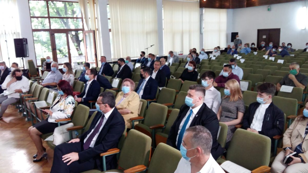 Tinerii de la centrul social din Bucium care au obţinut rezultate meritorii la Bacalaureat au fost premiaţi de conducerea Consiliului Judeţean Iaşi – GALERIE FOTO