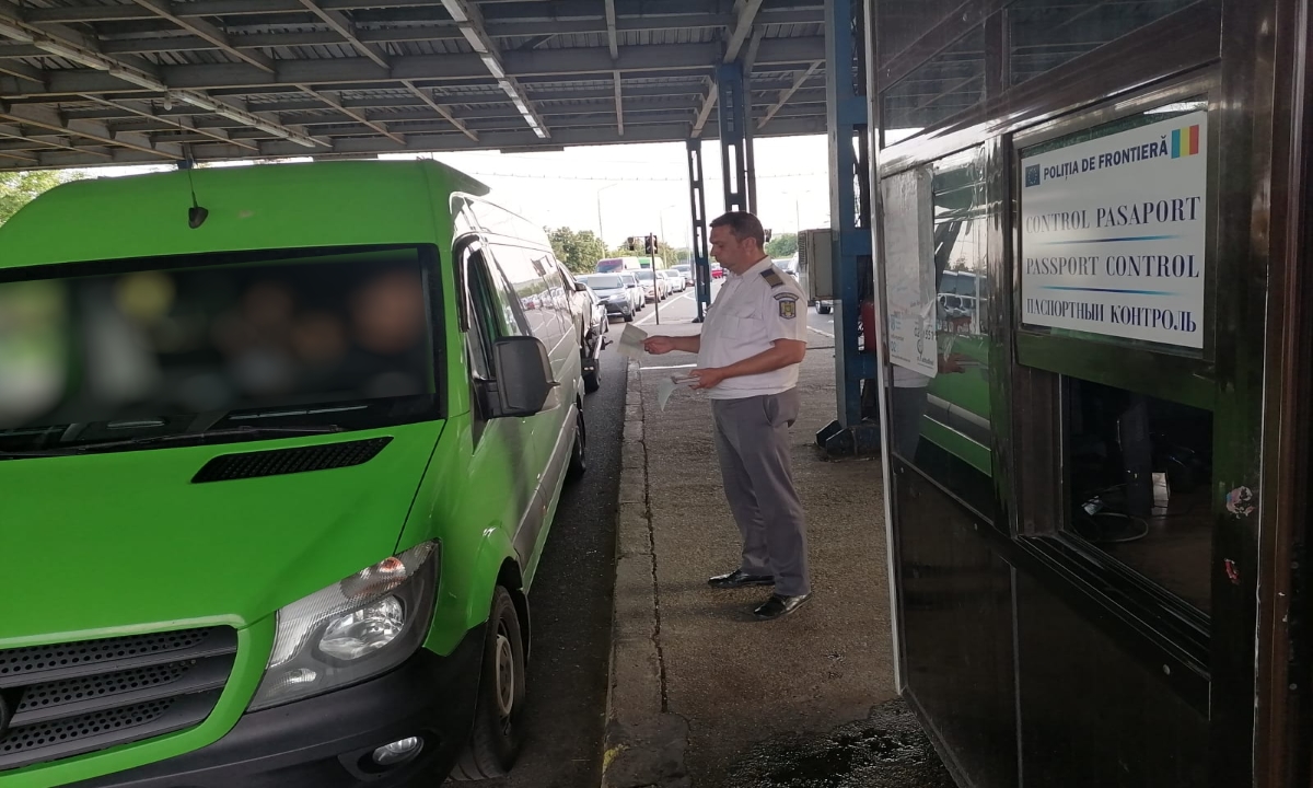 Polițiștii de frontieră au depistat un tânăr care conducea un ansamblu de vehicule deși nu avea acest drept