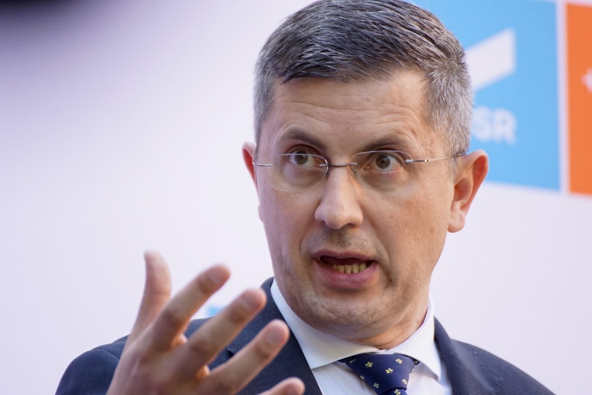 Buna guvernare a USR! Dan Barna îi ia apărarea directorului CFR Călători, Ovidiu Vizante, după ce 30 de copii şi alte sute de persoane au rămas blocate în câmp, fără apă, 8 ore