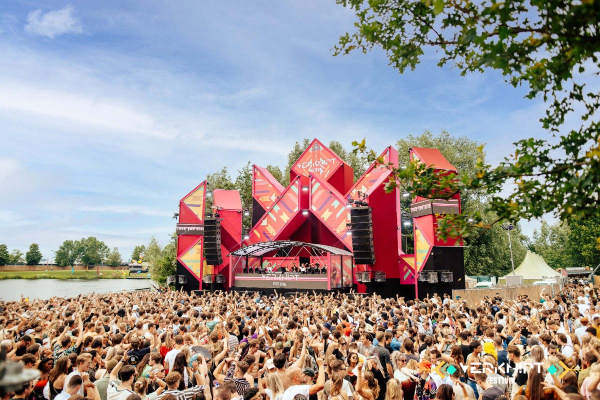 Focar de infecție la un festival din Olanda. Deși s-au respectat măsurile de prevenție împotriva SARS-CoV-2 aproximativ 1.000 de persoane s-au infectat