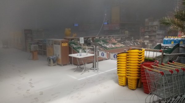 Zeci de persoane au fost evacuate dintr-un mall după ce instalația de stingere a incendiilor cu pulberi s-a declanșat