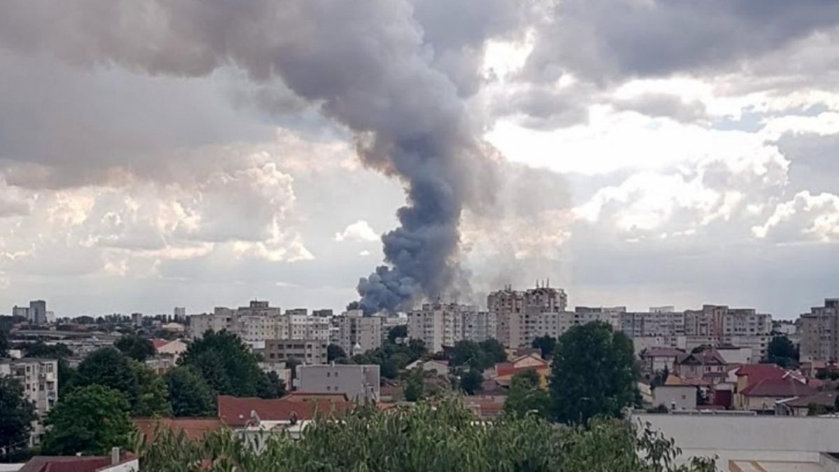Incendiu de proporții în Constanța. O magazie a fost acaparată de flăcări