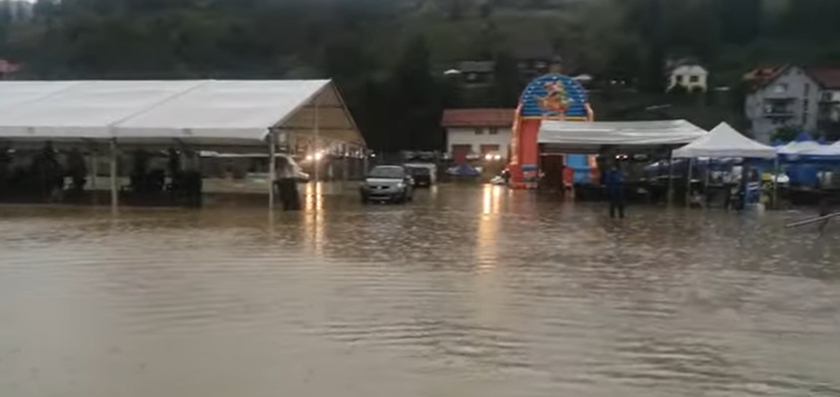 Un festival de folclor a fost distrus din cauza inundațiilor