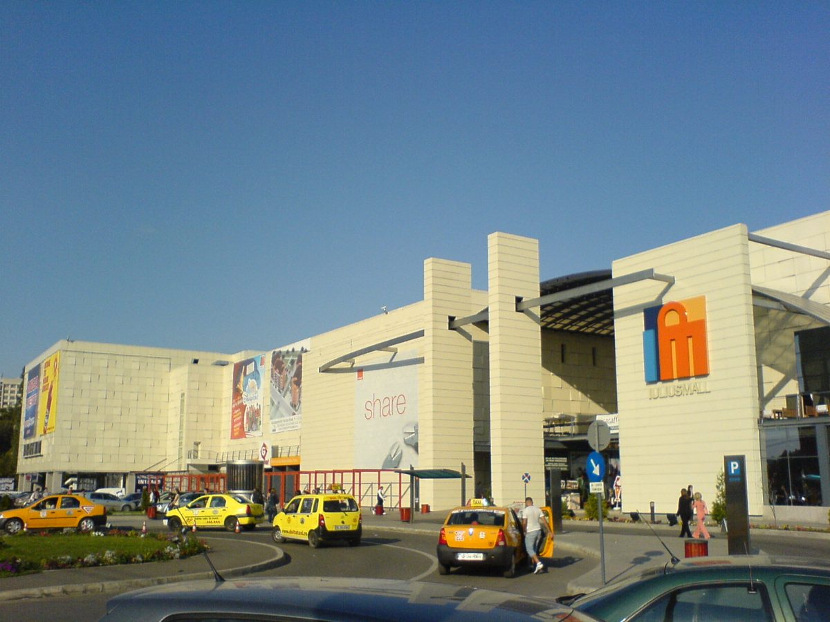 Accident cu trei mașini la Iulius Mall Iași- EXCLUSIV