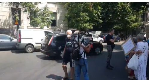 Scandal monstru la DNA unde a ajuns Liviu Dragnea! O femeie a aruncat cu ouă în cei care scandau împotriva fostului lider PSD