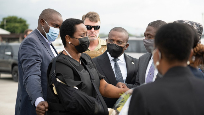 Martine Moise, soţia preşedintelui haitian asasinat pe 7 iulie, a fost externată. A coborât din avion purtând o vestă antiglonț