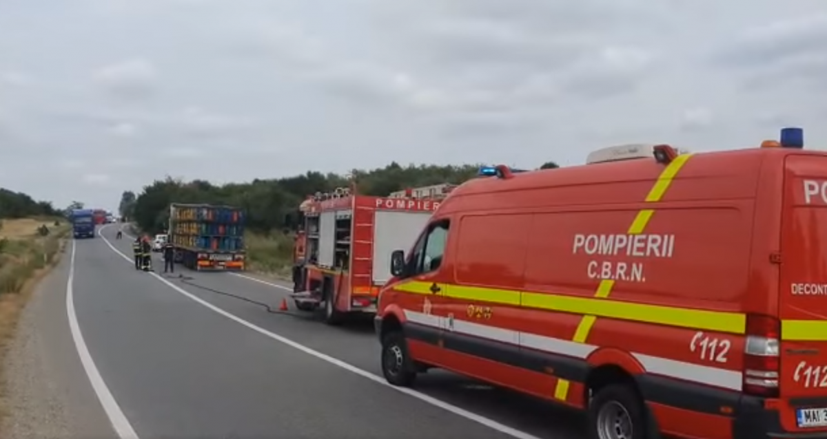 Dintr-un TIR aflat în mers pe DN 19 au căzut 14 butelii cu gaz. Pompierii au intervenit – VIDEO