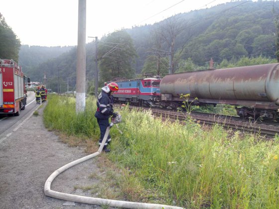 Un vagon încărcat cu benzină a luat foc la Bușteni! Este pericol de explozie – FOTO