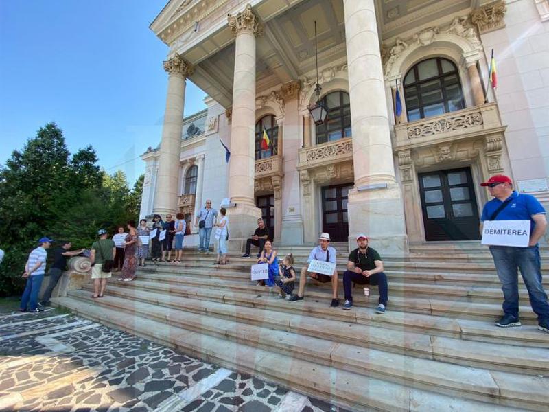 Noi proteste dure în fata Operei Naţionale Române din Iași! Iată ce acuzaţii aduc angajaţii – FOTO, LIVE VIDEO