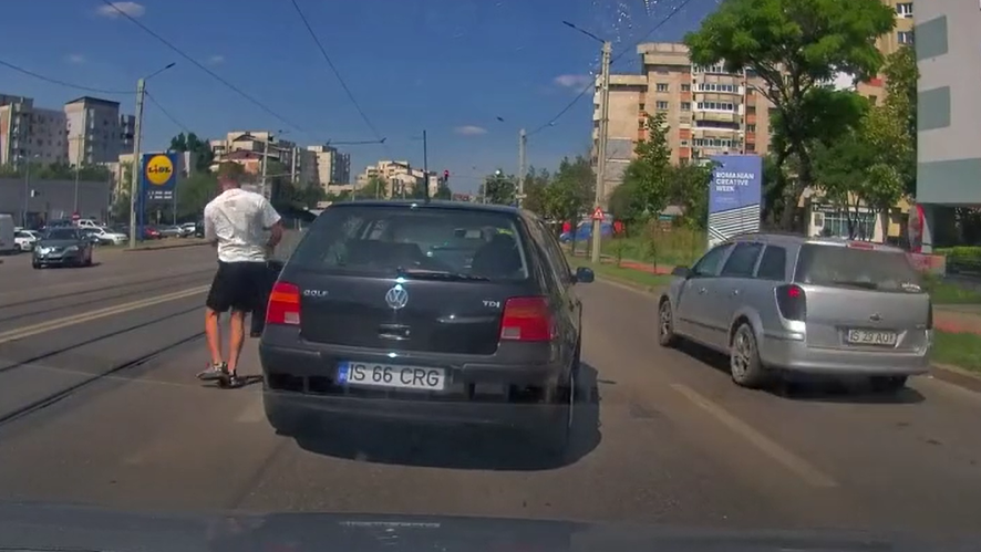 Șicanare în trafic. Doi bărbați, puși pe scandal, au urmărit un autoturism pentru a-i da șoferului o lecție – Video