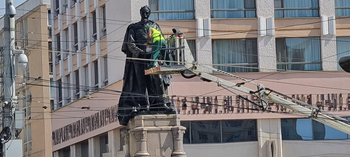 Statuia lui Alexandru Ioan Cuza din Piața Unirii din Iași este spălată de lucrătorii de la Servicii Publice SA – GALERIE FOTO