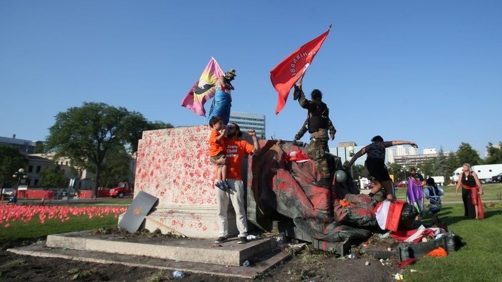 Protestatarii au dărâmat în Canada o statuie a reginei Victoria ca urmare a acuzațiilot cu privire la moartea copiilor indigeni din școlile rezidențiale