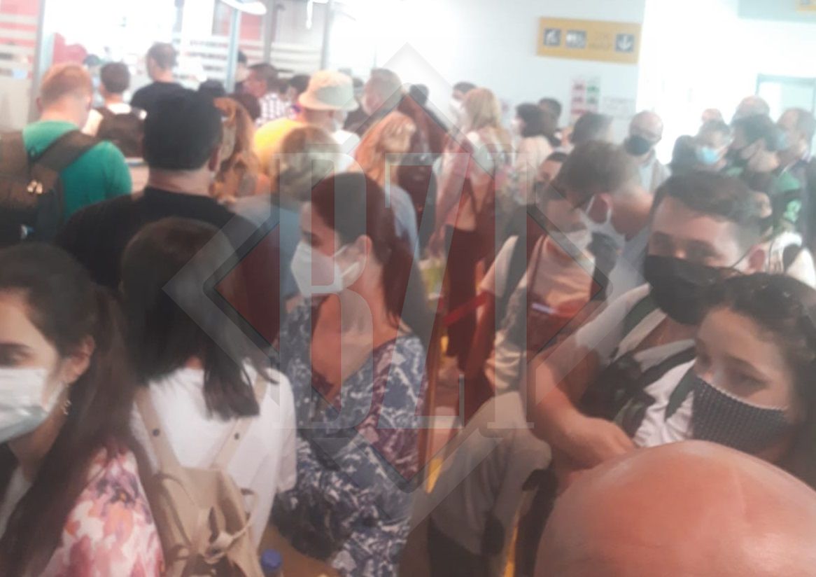 Sute de persoane au așteptat zeci de minute în Aeroportul Internațional Iași pentru a trece de ghișeele de control al documentelor- Exclusiv