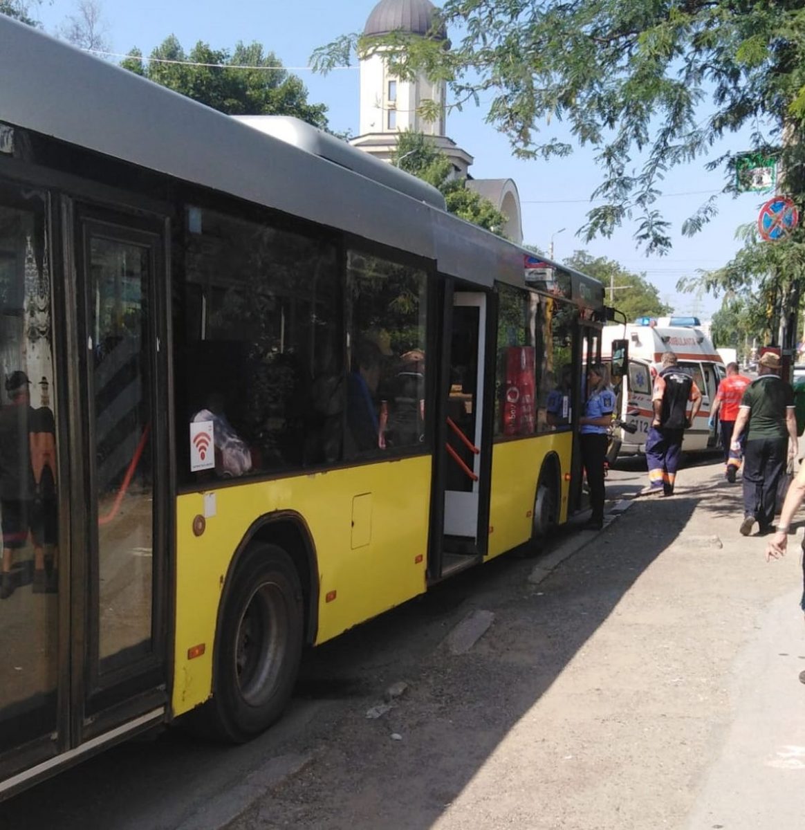 O femeie a avut nevoie de îngrijiri medicale după ce s-a lovit la cap în timpul unei curse cu autobuzul – Exclusiv