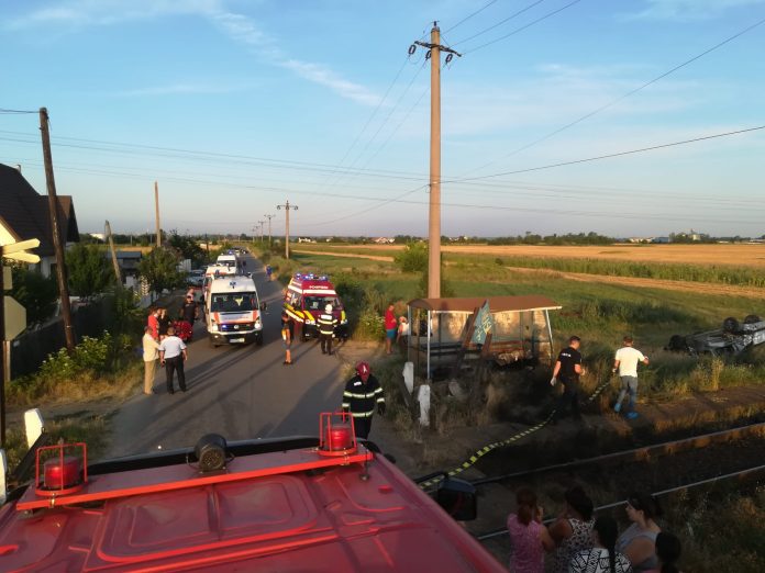 Accident feroviar grav in județul Olt! Un tren in care se aflau 28 de călători a lovit un autoturism – FOTO, VIDEO