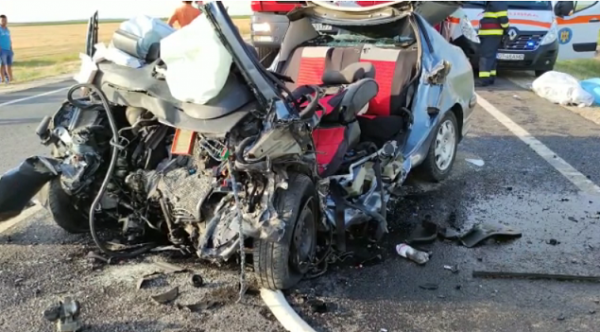 Incă un accident rutier grav în România! Trei persoane au murit după ce un autoturism a intrat într-un TIR – FOTO, VIDEO