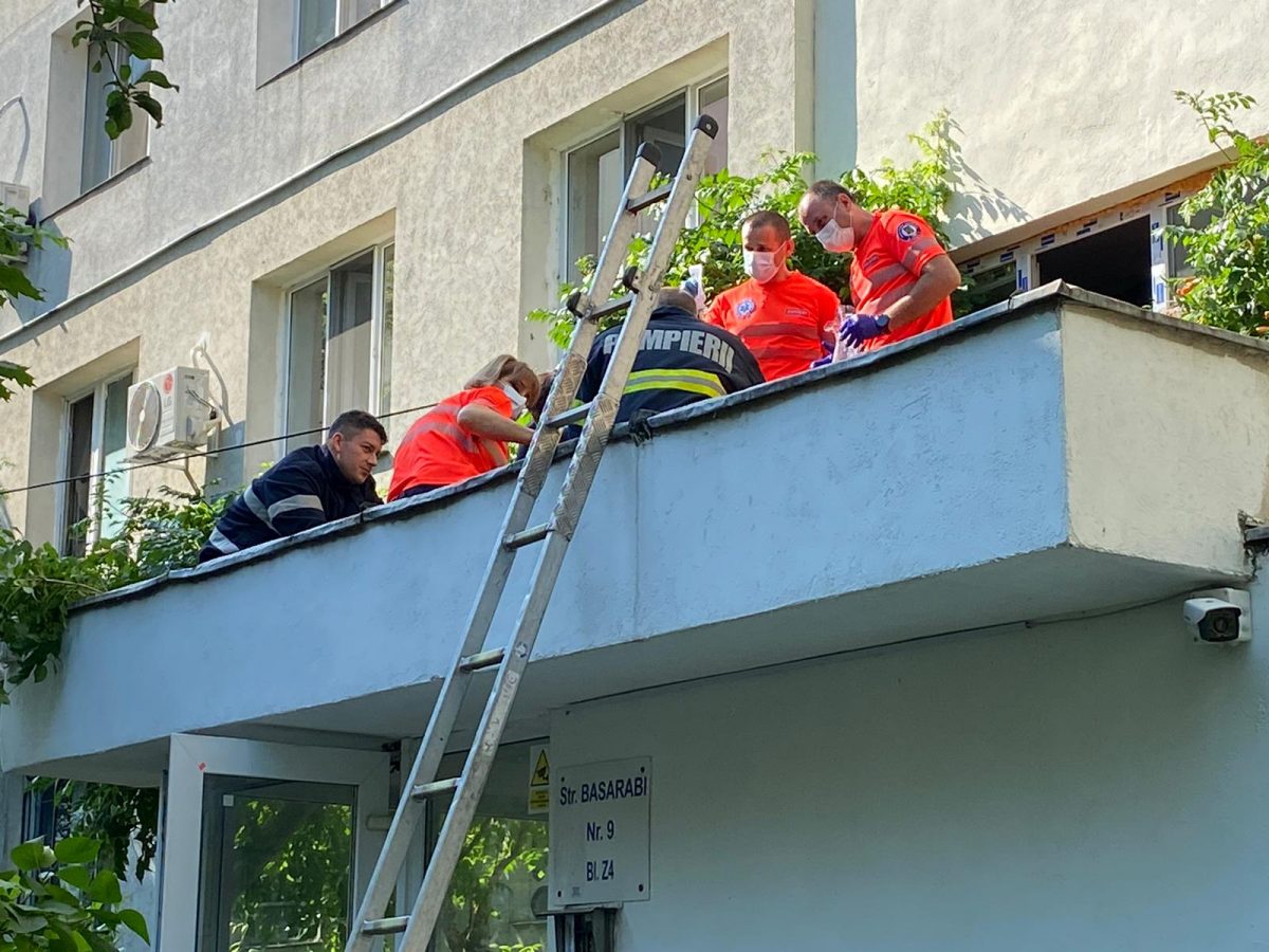 O persoană din Iași a căzut de la înălțime și a rămas blocată- EXCLUSIV, FOTO, UPDATE