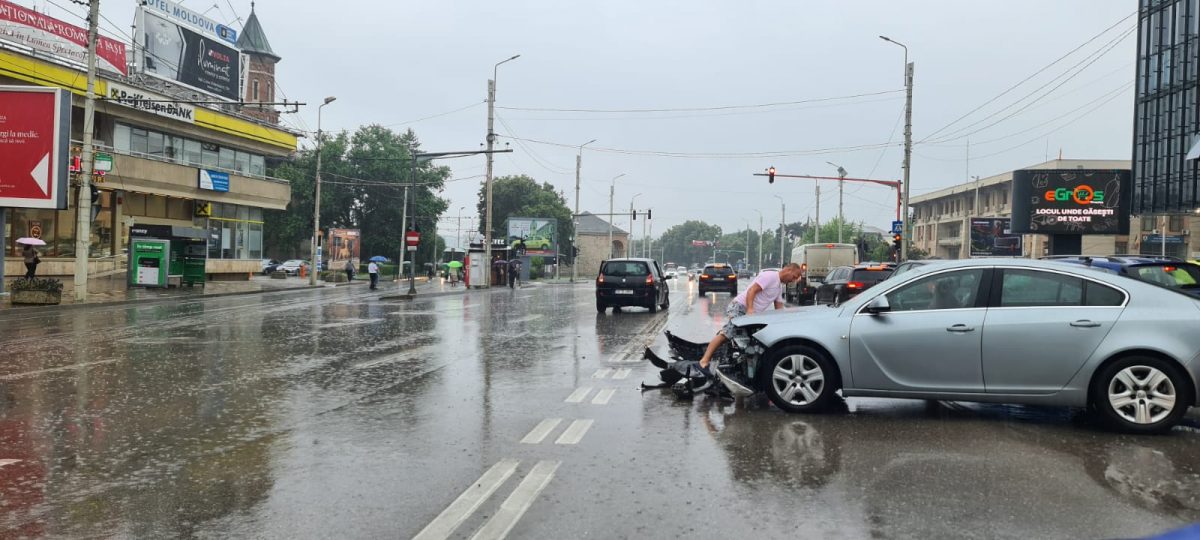 Accident rutier în faţa Moldovei Center. Două maşini au intrat în coliziune – EXCLUSIV, FOTO